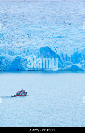 Barca da iceberg, Grigio Lago, Parco Nazionale Torres del Paine, Ande della Patagonia, Patagonia, Cile, Sud America Foto Stock