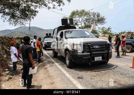 Circolazione delle Auto difese in Michoacan Messico. Comunità armati, civili armati gatti, la popolazione in guerra contro i banditi, i cartelli della droga e mafia messicana. Corna di capra e armi lunghe. Popolazione innocente è armato di lotta contro la criminalità organizzata (Foto: JoseEstradaSerafin / NortePhoto.com) Movimiento de Auto defensas en Michoacan Messico. Comunidad armada, pobacion armada civile, poblacion en guerra contra los sicarios , carteles de la droga y mafia mexicana. Cuernos de chivo y armas largas. poblacion inocente se arma para pelear contra el crimen organizado (Foto: JoseEstradaSerafin/NortePhot Foto Stock