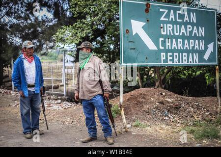 Circolazione delle Auto difese in Michoacan Messico. Comunità armati, civili armati gatti, la popolazione in guerra contro i banditi, i cartelli della droga e mafia messicana. Corna di capra e armi lunghe. Popolazione innocente è armato di lotta contro la criminalità organizzata (Foto: JoseEstradaSerafin / NortePhoto.com) Movimiento de Auto defensas en Michoacan Messico. Comunidad armada, pobacion armada civile, poblacion en guerra contra los sicarios , carteles de la droga y mafia mexicana. Cuernos de chivo y armas largas. poblacion inocente se arma para pelear contra el crimen organizado (Foto: JoseEstradaSerafin/NortePhot Foto Stock