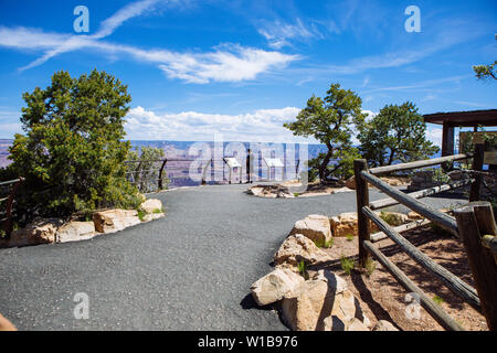 Turista solitario ragazzo in cerca di un segno di dati nel South Rim, il Parco Nazionale del Grand Canyon, Arizona, Stati Uniti d'America Foto Stock