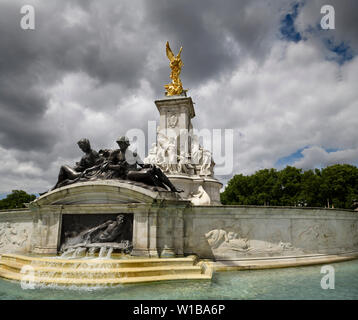 Tema nautico di fontana di Victoria Memorial monumento alla Regina Victoria al Centro Commerciale a Buckingham Palace con oro Vittoria Alata e nuvole scure Lond Foto Stock