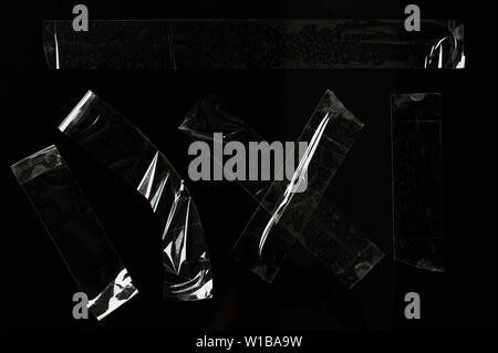 Set di nastro adesivo trasparente pezzi isolati su sfondo nero Foto Stock