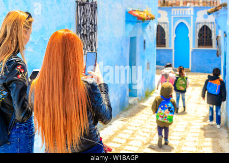 Chefchaouen, Marocco - 24/04/2019: turisti fotografare a Chefchaouen, una bellissima città del nord del Marocco e visitata da turisti provenienti da tutto il w Foto Stock