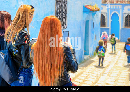 Chefchaouen, Marocco - 24/04/2019: turisti fotografare a Chefchaouen, una bellissima città del nord del Marocco e visitata da turisti provenienti da tutto il w Foto Stock