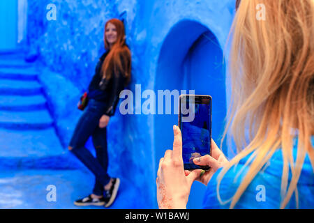 Chefchaouen, Marocco - 24/04/2019: turisti fotografare a Chefchaouen, una bellissima città del nord del Marocco e visitata da turisti provenienti da tutto il w Foto Stock