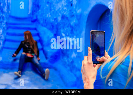 Chefchaouen, Marocco - 24/04/2019: turisti fotografare a Chefchaouen, una bellissima città del nord del Marocco e visitata da turisti provenienti da tutto il w Foto Stock