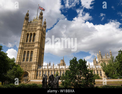 Asta di nero il giardino del governo dello stato degli uffici con Victoria Tower presso il Palazzo di Westminster London Regno Unito con il Rodin borghesi di Calais sculptu Foto Stock