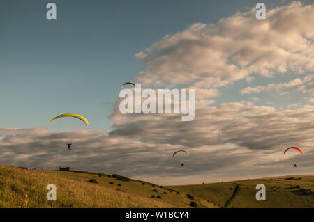 Devils Dyke, Brighton, East Sussex, UK..1st Luglio 2019..Wind dalla NNE porta piloti di parapendio al pittoresco sito nel South Downs a nord di Brighton. . Foto Stock