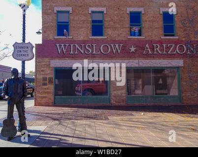 Standin sull'angolo in Winslow Arizona sul percorso 66 Foto Stock