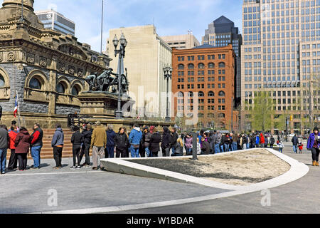 I visitatori del centro di Public Square a Cleveland, Ohio, aspettano di essere in linea per visitare Il Monumento Dei Soldati e Dei Marinai il 27 aprile 2019. Foto Stock