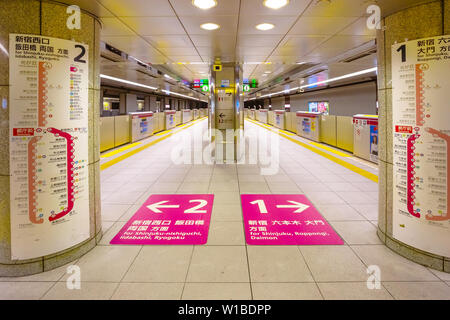 Tokyo, Giappone - 29 Aprile 2018: una metropolitana giapponese piattaforma per la metropolitana di Tokyo Metro treno Foto Stock