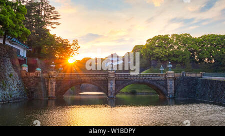 Tokyo, Giappone - 28 Aprile 2018: ponte Nijubashi davanti a Tokyo Imperial Palace è uno dei più noti bridge in Giappone, il vecchio ponte è stato un Foto Stock