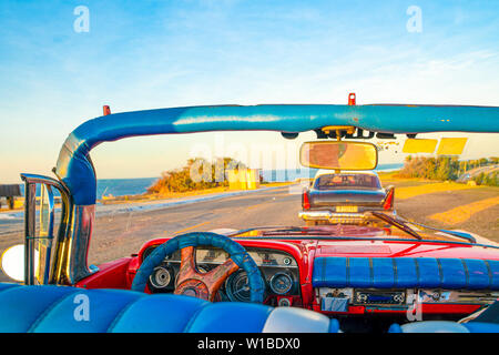 Interno di un classico americano convertibile in Cuba. Foto Stock