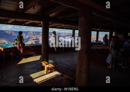 Vista del Grand Canyon dall'interno di Yavapai Museo di geologia in South Rim, il Parco Nazionale del Grand Canyon, Arizona, Stati Uniti d'America Foto Stock