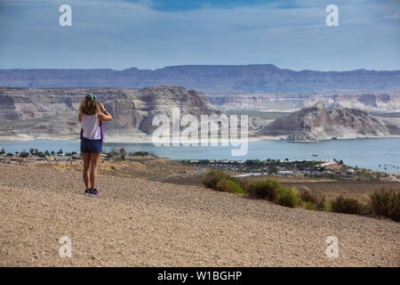 Una donna di scattare una foto del lago Powell Marinas vicino a pagina dal Wahweap si affacciano, Arizona, Stati Uniti d'America Foto Stock