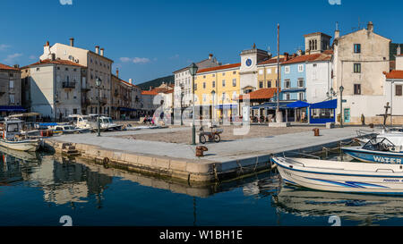 La piazza principale di Cres (Croazia) in una giornata di sole in primavera Foto Stock