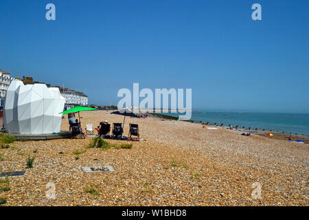 Nuovo beach hut in uso sulla spiaggia a Eastbourne, East Sussex, Regno Unito Foto Stock