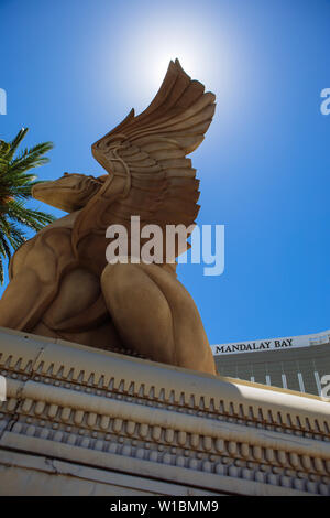 Grande creatura mitologica figura nei motivi del Mandalay Bay Resort & Casino vista attraverso un arco, Las Vegas, Nevada, STATI UNITI D'AMERICA Foto Stock