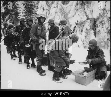 Chow è servita ad American fanti sul loro modo di La Roche, Belgio. 347Reggimento di Fanteria; Note Generali: Utilizzo di guerra e di conflitto numero 1075 quando si ordina una riproduzione o la richiesta di informazioni su questa immagine. Foto Stock