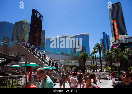 Vista sulla strada dei ponti pedonali della striscia vicino Aria Hotel in Las Vegas, Nevada, STATI UNITI D'AMERICA Foto Stock