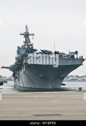 190630-N-KH151-0180 Naval Station Rota, Spagna (30 giugno 2019) Il Wasp-classe assalto anfibio nave USS Kearsarge (LHD 3) arriva ad una porta a visitare la stazione navale (NAVSTA) Rota, Spagna. NAVSTA Rota sostiene la flotta, consente il combattente e supporta la famiglia conducendo operazioni aeree, operazioni portuali per garantire la sicurezza e la protezione, garantire la qualità di vita e che forniscono i servizi fondamentali di elettricità, acqua, combustibile e la tecnologia dell'informazione. (U.S. Foto di Marina di Massa lo specialista di comunicazione 2a classe Eduardo Otero) Foto Stock