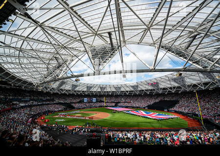 Stati Uniti Avieri presente i colori della bandiera americana accanto al loro reale partner militare durante il gioco due della Major League Baseball serie di Londra a Londra Stadium il 30 giugno 2019. Il gioco in primo piano due della MLB's team più vecchi, i New York Yankees e Boston Red Sox davanti a un sold-out sede di 60.000 tifosi. (U.S. Air Force foto di SSgt Rachel Maxwell) Foto Stock