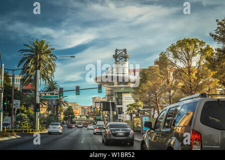 LAS VEGAS, NEVADA - Luglio 29: luci al neon e il traffico al Fremont Street Experience in Las Vegas, Nevada su luglio 29th, 2012. Foto Stock