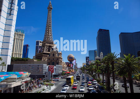 Vista sulla Strip di Las Vegas, Paris Hotel Boulevard e da una delle strade pedonali di ponti, Las Vegas, Nevada, STATI UNITI D'AMERICA Foto Stock