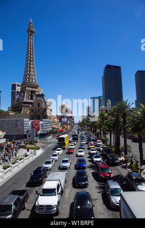 Vista sulla Strip di Las Vegas, Paris Hotel Boulevard e da una delle strade pedonali di ponti, Las Vegas, Nevada, STATI UNITI D'AMERICA Foto Stock