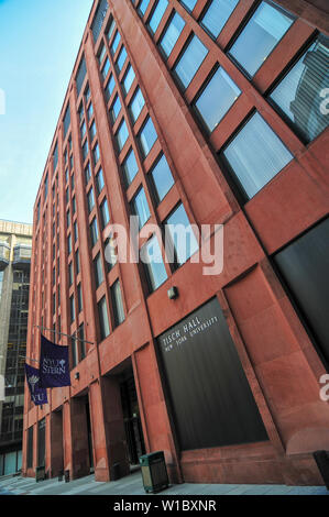 New York City - Aprile 19, 2008: New York University School of Business come visualizzato. Vista della NYU Stern Plaza. Foto Stock