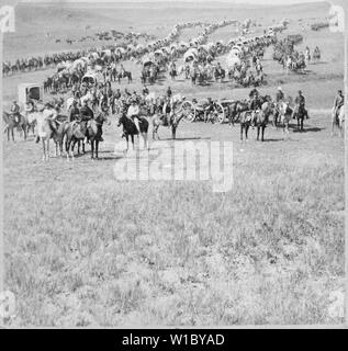 Colonna di cavalleria, artiglieria e carri, comandata dal gen. George A. Custer, attraversando la pianura del territorio Dakota. Da W. H. Illingworth, 1874 Black Hills spedizione Foto Stock