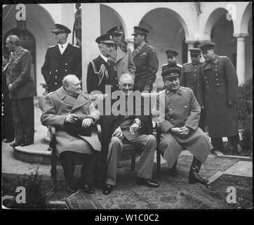 Conferenza dei tre grandi a Yalta rende i piani finali per la sconfitta della Germania. Qui i tre grandi di sedersi sul patio insieme, Primo Ministro Winston S. Churchill, Presidente Franklin D. Roosevelt, e Premier Josef Stalin., 02/1945; Note Generali: Utilizzo di guerra e di conflitto numero 750 quando si ordina una riproduzione o la richiesta di informazioni su questa immagine. Foto Stock