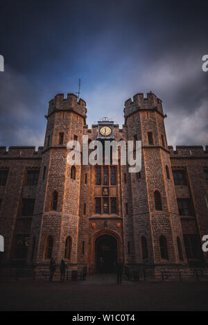 Londra, Inghilterra, Dicembre 10th, 2018: un ampio angolo di visione su Crown Jewel House presso la Torre di Londra Foto Stock