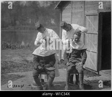 Il taglio di capelli al camp. 166ospedale da campo, Baccarat, Francia., 15/05/1918; Note Generali: Utilizzo di guerra e di conflitto numero 648 quando si ordina una riproduzione o la richiesta di informazioni su questa immagine. Foto Stock