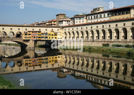 Il Ponte Vecchio si riflette nel fiume Arno a Firenze, Italia Foto Stock