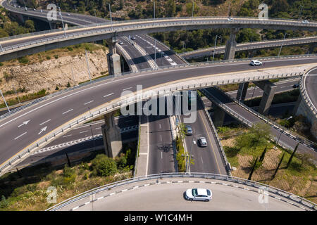 Interscambio autostradale con traffico su tutti i livelli - Vista aerea Foto Stock