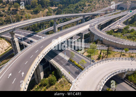 Interscambio autostradale con traffico su tutti i livelli - Vista aerea Foto Stock