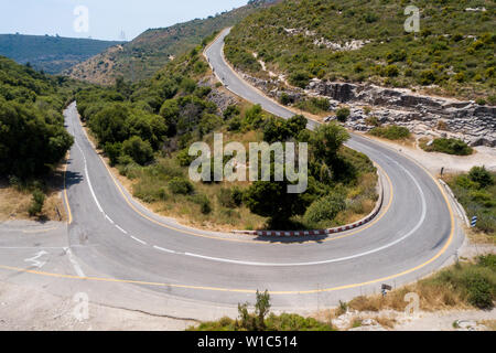 Traffico su una strada di montagna serpentina, immagine aerea. Foto Stock
