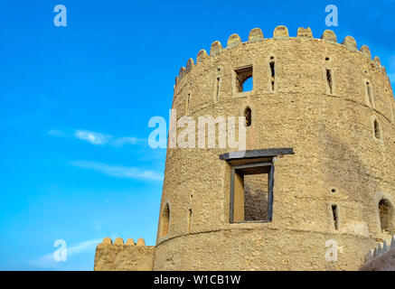 Maestosa torre militare di Fort Muttrah in una limpida giornata di sole. Da Muscat Oman. Foto Stock