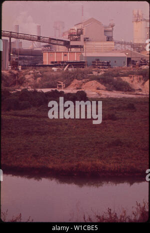 Ingresso al Kaiser Aluminium Plant. A causa dei fumi corrosivi da questa e da altre piante nella zona, il ponte che attraversa il fiume Mississippi) deve essere costantemente sabbiata e riverniciati Foto Stock