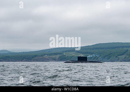 Una linea della moderna militare russo incrociatori sottomarino in fila, flotta del nord e del mar baltico della flotta in mare aperto, il sommergibile. Foto Stock