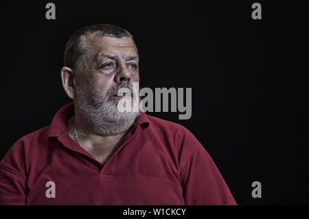 Bel ritratto stilizzato di un riflessivo uomo senior Foto Stock