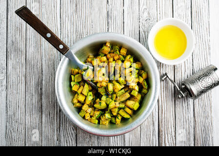 Zucchino fritto con sale e spezie, zucchino fritto nel recipiente Foto Stock