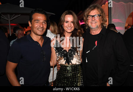 Monaco di Baviera, Germania. 01 Luglio, 2019. L'attore Erol Sander (l-r) il gestore mediano Martin Krug la sua compagna Martina Nicia celebrare su Audi Director's Cut e il convegno Movie incontra i media al Filmfest Monaco di Baviera che ha luogo dal 27.06.2019 al 06.07.2019. Credito: Felix Hörhager/dpa/Alamy Live News Foto Stock