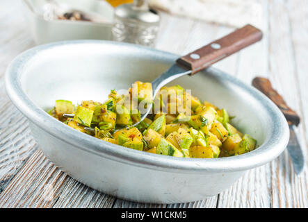 Zucchino fritto con sale e spezie, zucchino fritto nel recipiente Foto Stock