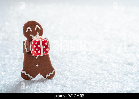 Funny Gingerbread cookie uomini con piccoli marzapane pupazzo di neve Foto Stock