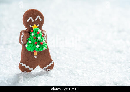 Funny Gingerbread cookie uomini con piccoli marzapane pupazzo di neve Foto Stock