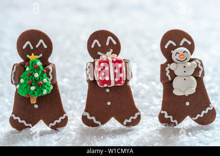 Funny Gingerbread cookie uomini con piccoli marzapane pupazzo di neve Foto Stock