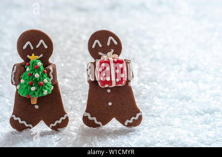 Funny Gingerbread cookie uomini con piccoli marzapane pupazzo di neve Foto Stock