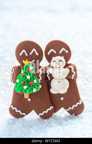 Funny Gingerbread cookie uomini con piccoli marzapane pupazzo di neve Foto Stock